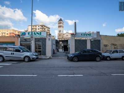 Accanto per� si staglia uno dei pochi esercizi commerciali ancora in piedi in via Oberdan: � Ciani, azienda di edilizia e impianti